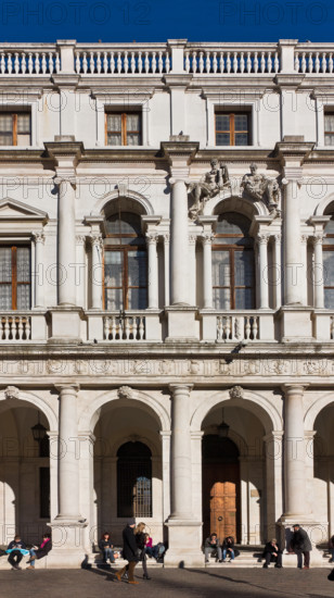 Piazza Vecchia: particolare della facciata di marmo della Biblioteca Civica Angelo Mai.
Bergamo (BG), Lombardia, Italia - Italy