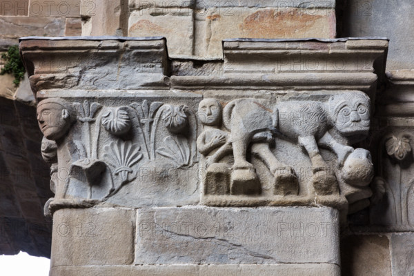 Bergamo, Città alta, Palazzo della Ragione: capitello di una delle colonne del porticato.

[ENG]
Bergamo, Città alta, Palazzo della Ragione (Ragione Palace): capital of one of the porch columns.
Bergamo (BG), Lombardia - Lombardy, Italia - Italy