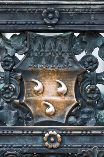 Cappella Colleoni,  Cancellata in ferro battuto realizzata nel 1912 da Vincenzo Muzio, su disegno di Gaetano Moretti: particolare con lo stemma del condottiero bergamasco Bartolomeo Colleoni.
Bergamo (BG), Lombardia, Italia - Italy