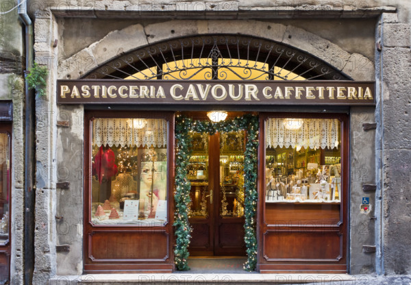 Bergamo, Città alta: Pasticceria Cavour (locale storico d'Italia fondato nel 1850 da nobili piemontesi).

[ENG]
Bergamo, Città alta: Pastry Shop Cavour (Historical shop founded by Piedmont noblemen in 1850).
Bergamo (BG), Lombardia - Lombardy, Italia - Italy