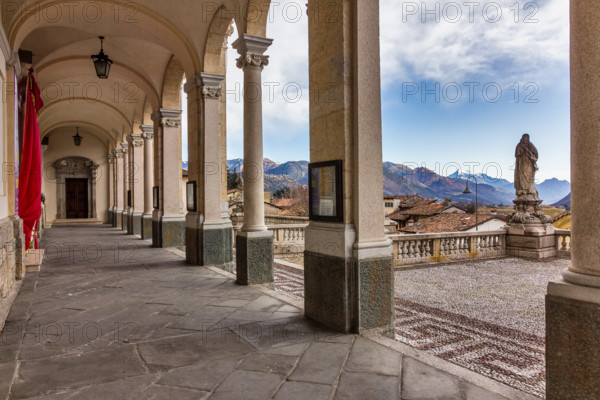 Clusone, Basilica di Santa Maria Assunta: il porticato.

[ENG] 
Clusone, Basilica of Santa Maria Assunta: the porch.
Clusone (BG), Lombardia - Lombardy, Italia - Italy