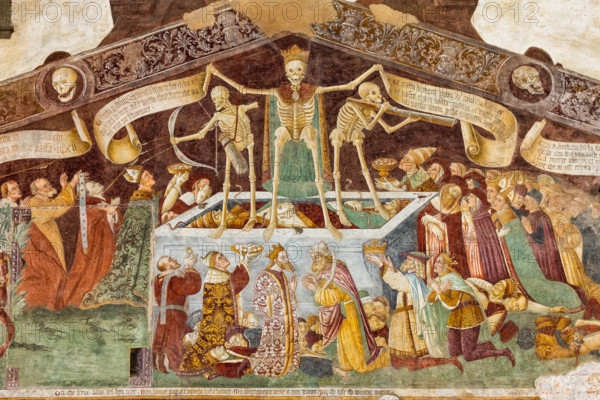 Clusone, Oratorio dei Disciplini o di San Bernardino, facciata: affreschi  "Trionfo della Morte" (parte alta) e "Danza Macabra" (parte bassa), 1485. Opera dell'artista clusonese Giacomo Borlone De Buschis.
Dettaglio del Trionfo della Morte: La Morte si trova sopra un sarcofago al cui interno si trovano ormai privi di vita il Papa e l’Imperatore con intorno serpenti, rospi e scorpioni (simboli di superbia e morte improvvisa). La Morte tiene in mando grossi cartigli che ricordano che  tutti sono destinati a lasciare il mondo terreno.

[ENG] 
Clusone, Oratory of Disciplini or St. Bernardino, façade: frescoes with the Triumph of Death on the top and a Dance of Death (Macabre Dance) in the lower register (1485). All the frescoes are by Giacomo Borlone De Buschis.
Detail of the Triumph of Death standing on a sarcophagus where the dead Pope and the Emperor lie. Theay are surrounded by serpents, scorpions and toads (symbols of pride and sudden death). Death hold big scrolls to remind ever...