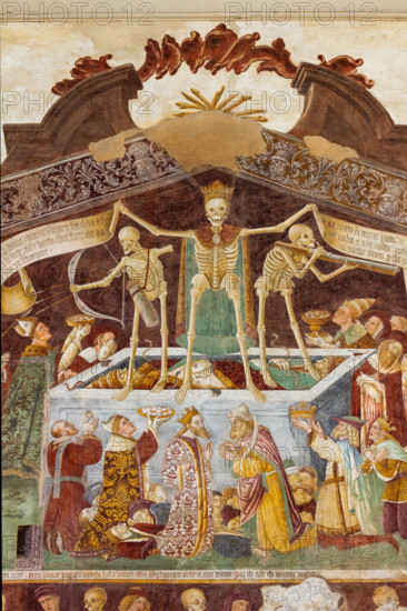 Clusone, Oratorio dei Disciplini o di San Bernardino, facciata: affreschi  "Trionfo della Morte" (parte alta) e "Danza Macabra" (parte bassa), 1485. Opera dell'artista clusonese Giacomo Borlone De Buschis.
Dettaglio del Trionfo della Morte: La Morte si trova sopra un sarcofago al cui interno si trovano ormai privi di vita il Papa e l’Imperatore con intorno serpenti, rospi e scorpioni (simboli di superbia e morte improvvisa). La Morte tiene in mando grossi cartigli che ricordano che  tutti sono destinati a lasciare il mondo terreno.

[ENG] 
Clusone, Oratory of Disciplini or St. Bernardino, façade: frescoes with the Triumph of Death on the top and a Dance of Death (Macabre Dance) in the lower register (1485). All the frescoes are by Giacomo Borlone De Buschis.
Detail of the Triumph of Death standing on a sarcophagus where the dead Pope and the Emperor lie. Theay are surrounded by serpents, scorpions and toads (symbols of pride and sudden death). Death hold big scrolls to remind ever...