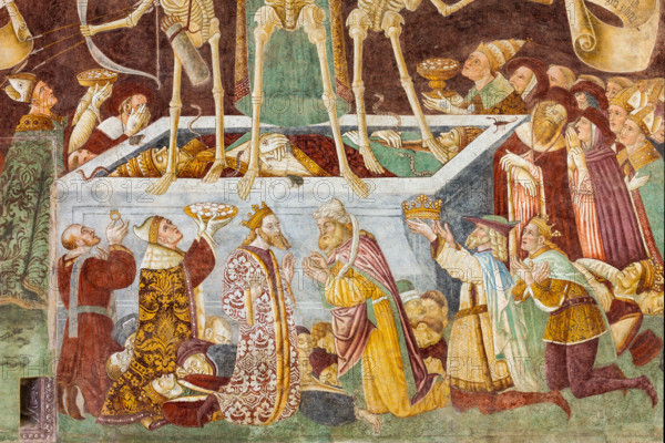 Oratorio dei Disciplini o di San Bernardino, decorato esternamente dagli affreschi del 1485 "Trionfo della Morte" e "Danza Macabra", dell'artista clusonese Giacomo Borlone De Buschis: particolare.
Clusone (BG), Lombardia, Italia - Italy