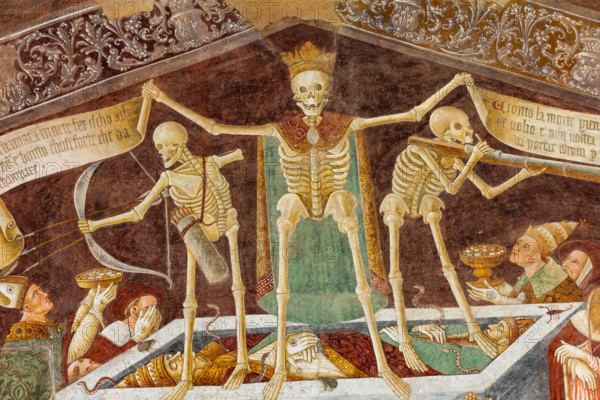 Clusone, Oratorio dei Disciplini o di San Bernardino, facciata: affreschi  "Trionfo della Morte" (parte alta) e "Danza Macabra" (parte bassa), 1485. Opera dell'artista clusonese Giacomo Borlone De Buschis.
Dettaglio del Trionfo della Morte: La Morte si trova sopra un sarcofago al cui interno si trovano ormai privi di vita il Papa e l’Imperatore con intorno serpenti, rospi e scorpioni (simboli di superbia e morte improvvisa). La Morte tiene in mando grossi cartigli che ricordano che  tutti sono destinati a lasciare il mondo terreno.

[ENG] 
Clusone, Oratory of Disciplini or St. Bernardino, façade: frescoes with the Triumph of Death on the top and a Dance of Death (Macabre Dance) in the lower register (1485). All the frescoes are by Giacomo Borlone De Buschis.
Detail of the Triumph of Death standing on a sarcophagus where the dead Pope and the Emperor lie. Theay are surrounded by serpents, scorpions and toads (symbols of pride and sudden death). Death hold big scrolls to remind ever...