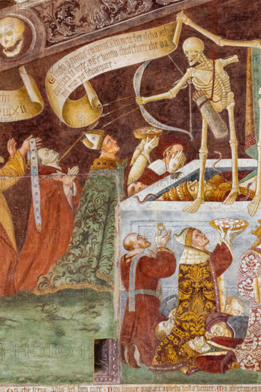 Oratorio dei Disciplini o di San Bernardino, decorato esternamente dagli affreschi del 1485 "Trionfo della Morte" e "Danza Macabra", dell'artista clusonese Giacomo Borlone De Buschis: particolare.
Clusone (BG), Lombardia, Italia - Italy