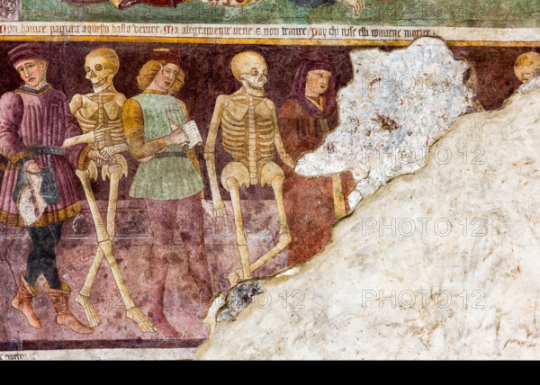 Clusone, Oratorio dei Disciplini o di San Bernardino, facciata: affreschi  "Trionfo della Morte" (parte alta) e "Danza Macabra" (parte bassa), 1485. Opera dell'artista clusonese Giacomo Borlone De Buschis.
Dettaglio della "Danza Macabra" con "l'Incontro dei tre morti e dei tre vivi."

[ENG] 
Clusone, Oratory of Disciplini or St. Bernardino, façade: frescoes with the Triumph of Death on the top and a Dance of Death (Macabre Dance) in the lower register (1485). All the frescoes are by Giacomo Borlone De Buschis.
Detail of the "Dance of Death" with the meeting between three dead and three living people.
Clusone (BG), Lombardia - Lombardy, Italia - Italy