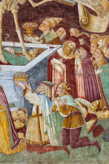 Oratorio dei Disciplini o di San Bernardino, decorato esternamente dagli affreschi del 1485 "Trionfo della Morte" e "Danza Macabra", dell'artista clusonese Giacomo Borlone De Buschis: particolare.
Clusone (BG), Lombardia, Italia - Italy