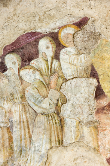 Clusone, Oratorio dei Disciplini o di San Bernardino, facciata: affreschi  "Trionfo della Morte" (parte alta) e "Danza Macabra" (parte bassa), 1485. Opera dell'artista clusonese Giacomo Borlone De Buschis.
Dettaglio con appartenenti alla Confraternita dei Disciplini.

[ENG] 
Clusone, Oratory of Disciplini or St. Bernardino, façade: frescoes with the Triumph of Death on the top and a Dance of Death (Macabre Dance) in the lower register (1485). All the frescoes are by Giacomo Borlone De Buschis.
Detail with some people belonging to the Order of Disciplini.
Clusone (BG), Lombardia - Lombardy, Italia - Italy