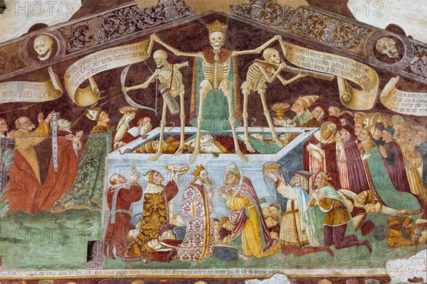 Clusone, Oratorio dei Disciplini o di San Bernardino, facciata: affreschi  "Trionfo della Morte" (parte alta) e "Danza Macabra" (parte bassa), 1485. Opera dell'artista clusonese Giacomo Borlone De Buschis.
Dettaglio del Trionfo della Morte: La Morte si trova sopra un sarcofago al cui interno si trovano ormai privi di vita il Papa e l’Imperatore con intorno serpenti, rospi e scorpioni (simboli di superbia e morte improvvisa). La Morte tiene in mando grossi cartigli che ricordano che  tutti sono destinati a lasciare il mondo terreno.

[ENG] 
Clusone, Oratory of Disciplini or St. Bernardino, façade: frescoes with the Triumph of Death on the top and a Dance of Death (Macabre Dance) in the lower register (1485). All the frescoes are by Giacomo Borlone De Buschis.
Detail of the Triumph of Death standing on a sarcophagus where the dead Pope and the Emperor lie. Theay are surrounded by serpents, scorpions and toads (symbols of pride and sudden death). Death hold big scrolls to remind ever...