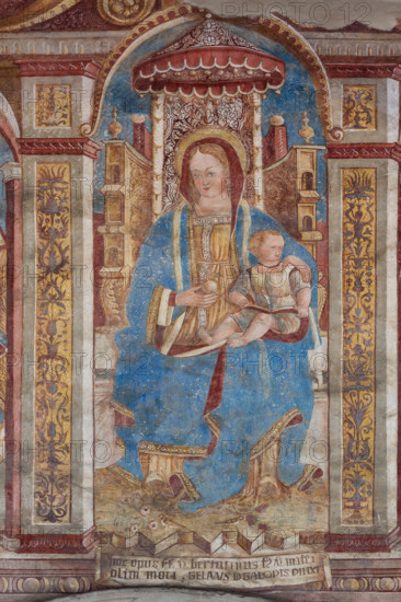 Chiesa di San Defendente, affreschi sotto la lunetta del portale (1483): Madonna in trono con Bambino.
Clusone (BG), Lombardia, Italia - Italy