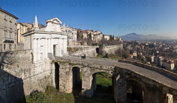 Veduta della città con il Viale delle Mura veneziane e Porta San Giacomo, una delle quattro porte di Bergamo. Porta San Giacomo, opera di Bonaiuto Lorini (1592) con facciata esterna in marmo bianco - rosato di Zandobbio,  venne costruita sulla strada verso Milano.
Bergamo (BG), Lombardia, Italia - Italy