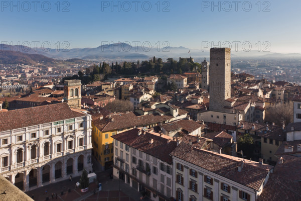 Veduta della città dalla Torre Civica, detta il Campanone: a sinistra, la facciata bianca di Palazzo Nuovo. Nella foto, la torre più alta è la Torre del Gombito (1150). Sullo sfondo a sinistra, si intravvede la Valle Seriana.
Bergamo (BG), Lombardia, Italia - Italy
