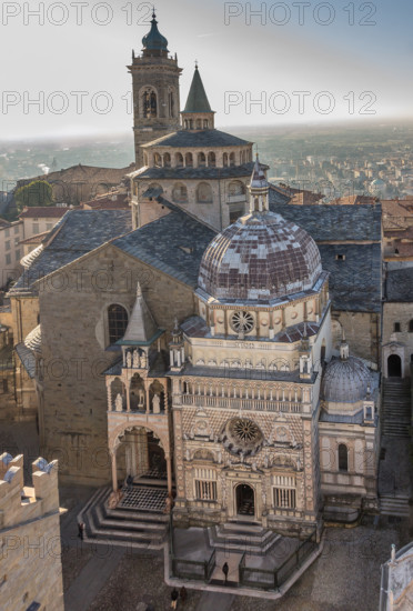 Bergamo, Città alta: veduta di piazza Duomo dalla Torre Civica, detta il Campanone. Da sinistra, la facciata della Basilica di Santa Maria Maggiore, la facciata della Cappella Colleoni e la parte superiore del Battistero.

[ENG]
Bergamo, Città alta: view of piazza Duomo from the Civic Tower, known as the Campanone. From the left, the façade of the Basilica di Santa Maria Maggiore, the Colleoni Chapel and the upper part of the Baptistery.
Bergamo (BG), Lombardia - Lombardy, Italia - Italy