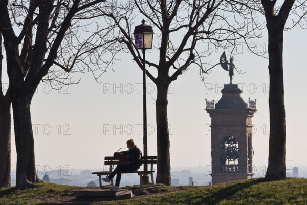 Giardini sul Viale delle Mura veneziane: un momento di relax. Sullo sfondo, il campanile della Chiesa di Sant'Alessandro della Croce.
Bergamo (BG), Lombardia, Italia - Italy