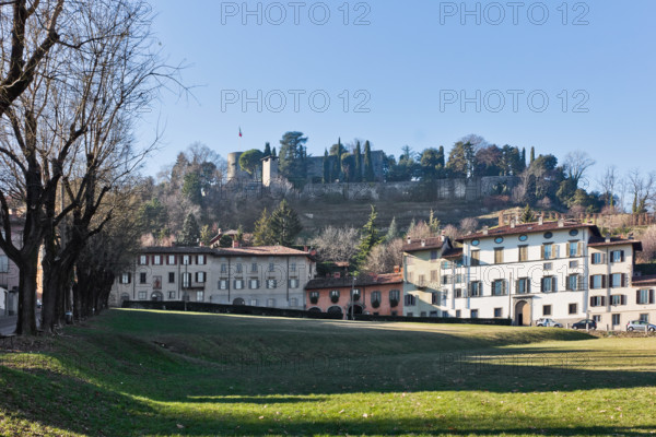 Bergamo, Città alta:  case su via Fara, nei pressi dell'ex Convento di Sant'Agostino. Sullo sfondo, la Rocca di Bergamo.

[ENG]
Bergamo, Città alta: houses in Fara street, close to the former Convent of St. Augustine. In the background, the Stronghold of Bergamo.
Bergamo (BG), Lombardia - Lombardy, Italia - Italy