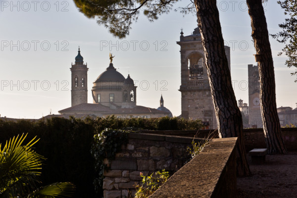 Veduta sulla cupola del Duomo e sui tetti della città alta dalla Rocca di Bergamo.
Bergamo (BG), Lombardia, Italia - Italy
