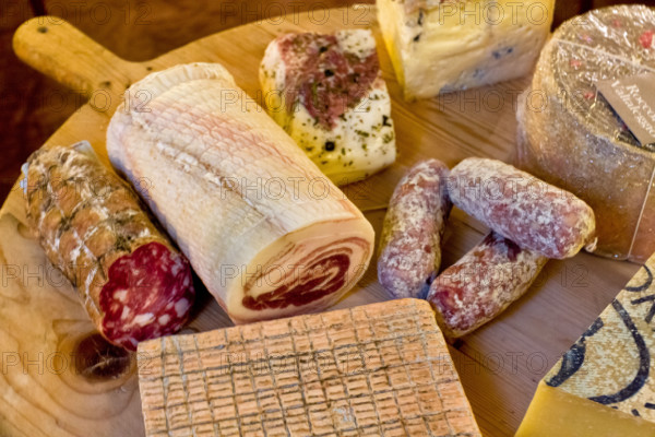 Città alta, Ristorante DAMIMMO:  tagliere di formaggi (roccolo, strachitunt, taleggio, formai de mut) e salumi (pancetta, salame, cacciatori) tipici bergamaschi.
Bergamo (BG), Lombardia, Italia - Italy