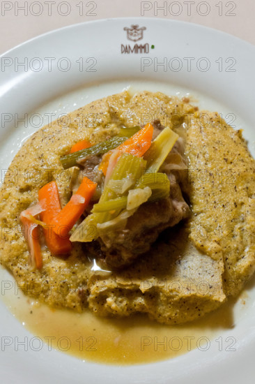 Città alta, Ristorante DAMIMMO, piatti0 della cucina bergamasca: guancialino stufato con lesso di verdure e polenta.
Bergamo (BG), Lombardia, Italia - Italy