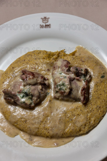 Bergamo, Città alta, Ristorante "Da Mimmo", piatto tipico della cucina bergamasca): oseli scapacc alle erbette e Branzi d'alpeggio (un tipo di involtino).

[ENG]
Bergamo, Città alta, Restaurant "Da Mimmo", a typical dish of Bergamo cuisine:  oseli scapacc (small rolls with herbs and Branzi cheese).
Bergamo (BG), Lombardia - Lombardy, Italia - Italy