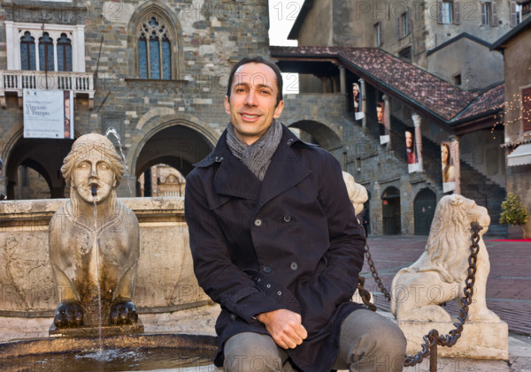 Città Alta, piazza Vecchia, accanto alla fontana Contarini: Andrea Locati, Capo Servizio Promozione della Camera di Commercio di Bergamo.
Bergamo (BG), Lombardia, Italia - Italy