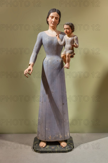 Bergamo, Museo Bernareggi, sala delle Madonne da vestire: statua in legno policroma della Madonna con Bambino, poi completate con abiti in stoffa e accessori quali corona e rosario (secoli XVII-XVIII).

[ENG]
Bergamo, Bernareggi Museum, room of the Madonnas to be dressed: wooden polychrome statue of the Virgin Mary with Infant Jesus, that is to be completed with fabric dress and accessories such as the crown and the rosary beads.  (XVII and XVII centuries).
Bergamo (BG), Lombardia - Lombardy, Italia - Italy