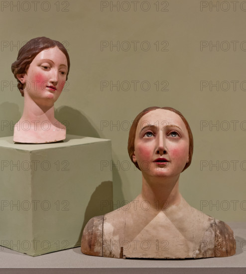 Bergamo, Museo Bernareggi, sala delle Madonne da vestire: gruppo di teste lignee intagliate e policrome 
(secoli XVII-XVIII).

[ENG]
Bergamo, Bernareggi Museum, room of the Madonnas to be dressed: wooden carved and polychrome heads . (XVII and XVII centuries).
Bergamo (BG), Lombardia - Lombardy, Italia - Italy