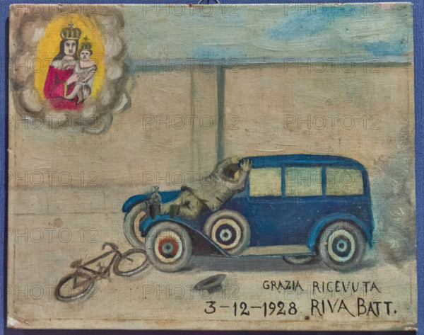 Bergamo, Museo Bernareggi: ex-voto novecentesco con scena di incidente tra auto e bicicletta.

[ENG]
Bergamo, Bernareggi Museum: ex voto depicting an accident between a car and a bike.
Bergamo (BG), Lombardia - Lombardy, Italia - Italy