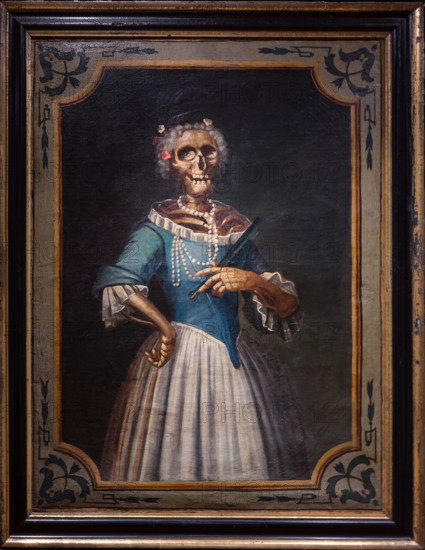 Bergamo, Museo Bernareggi: "Ritratto di nobildonna"
(XVIII secolo), di pittore bergamasco, olio su tela. Dalla metà del Settecento, sul territorio di Bergamo, si ha notizia dell'introduzione del Sacro Triduo dei Morti. Questa celebrazione solenne della durata di tre giorni cadeva generalmente nei mesi invernali, quando la sosta dal lavoro dei campi poteva consentire la nutrita partecipazione dei fedeli. In quest'occasione la predicazione verteva di solito intorno al tema dei Novissimi, ovvero i quattro ultimi eventi cui l'uomo va incontro al termine dell'esistenza: morte, giudizio, inferno o paradiso. Sull'altare, al centro di un apparato in alcuni casi di grande ricchezza e forza scenografica, l'esposizione dell'ostia consacrata consentiva l'adorazione del Santissimo Sacramento. Nella chiesa addobbata di drappi neri, veniva collocata una serie di tele raffiguranti scheletri diversamente abbigliati, così da offrire una sorta di campionario di personaggi maschili e femminili d'ogni ran...