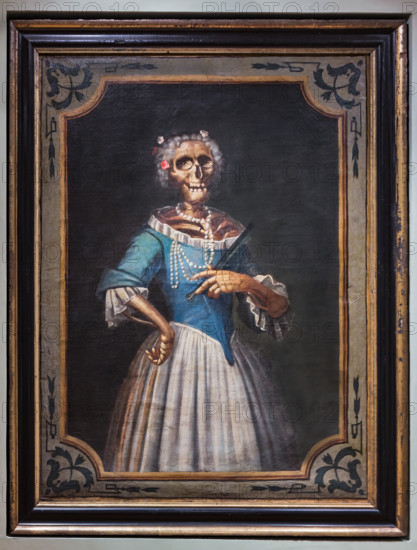 Bergamo, Museo Bernareggi: "Ritratto di nobildonna"
(XVIII secolo), di pittore bergamasco, olio su tela. Dalla metà del Settecento, sul territorio di Bergamo, si ha notizia dell'introduzione del Sacro Triduo dei Morti. Questa celebrazione solenne della durata di tre giorni cadeva generalmente nei mesi invernali, quando la sosta dal lavoro dei campi poteva consentire la nutrita partecipazione dei fedeli. In quest'occasione la predicazione verteva di solito intorno al tema dei Novissimi, ovvero i quattro ultimi eventi cui l'uomo va incontro al termine dell'esistenza: morte, giudizio, inferno o paradiso. Sull'altare, al centro di un apparato in alcuni casi di grande ricchezza e forza scenografica, l'esposizione dell'ostia consacrata consentiva l'adorazione del Santissimo Sacramento. Nella chiesa addobbata di drappi neri, veniva collocata una serie di tele raffiguranti scheletri diversamente abbigliati, così da offrire una sorta di campionario di personaggi maschili e femminili d'ogni ran...