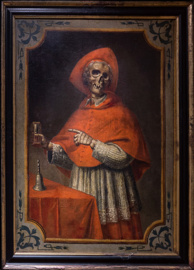 Bergamo, Museo Bernareggi: "Ritratto di nobildonna"
(XVIII secolo), di pittore bergamasco, olio su tela. Dalla metà del Settecento, sul territorio di Bergamo, si ha notizia dell'introduzione del Sacro Triduo dei Morti. Questa celebrazione solenne della durata di tre giorni cadeva generalmente nei mesi invernali, quando la sosta dal lavoro dei campi poteva consentire la nutrita partecipazione dei fedeli. In quest'occasione la predicazione verteva di solito intorno al tema dei Novissimi, ovvero i quattro ultimi eventi cui l'uomo va incontro al termine dell'esistenza: morte, giudizio, inferno o paradiso. Sull'altare, al centro di un apparato in alcuni casi di grande ricchezza e forza scenografica, l'esposizione dell'ostia consacrata consentiva l'adorazione del Santissimo Sacramento. Nella chiesa addobbata di drappi neri, veniva collocata una serie di tele raffiguranti scheletri diversamente abbigliati, così da offrire una sorta di campionario di personaggi maschili e femminili d'ogni ran...