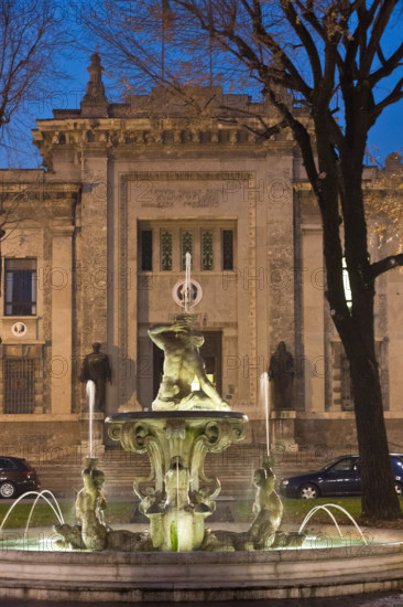 Piazza Dante: fontana disegnata da G.B.Caniana e, sullo sfondo, il Palazzo di Giustizia.
Bergamo (BG), Lombardia, Italia - Italy