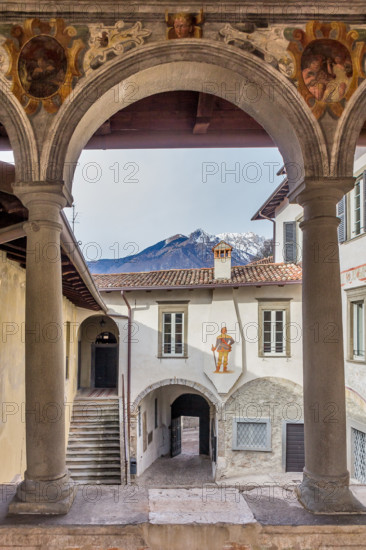 Clusone, Palazzo Comunale (edificato XI e XII secolo):  loggetta affrescata (XVI secolo) e cortile interno.

[ENG] 
Clusone, Palazzo Comunale (Town Hall), built in the XI and XII century): the small loggia with frescoes (XVI century) and the courtyard.
Clusone (BG), Lombardia - Lombardy, Italia - Italy