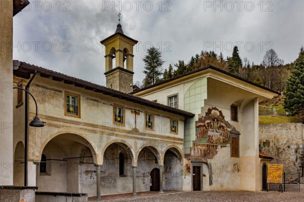 Clusone, Oratorio dei Disciplini o di San Bernardino, decorato esternamente dagli affreschi del 1485 "Trionfo della Morte" (parte alta) e "Danza Macabra" (parte bassa) e internamente da affreschi del 1471 "Vita di Gesù".  Tutti gli affreschi sono opera dell'artista clusonese Giacomo Borlone De Buschis.

[ENG] 
Clusone, Oratory of Disciplini or St. Bernardino, which has XV century frescoes  with the Triumph of Death on the top facade and a Dance of Death (Macabre Dance)  in the lower register (1485). Inside the Oratory, there are frescoes representing the life of Jesus (1471). All the frescoes are by Giacomo Borlone De Buschis.
Clusone (BG), Lombardia - Lombardy, Italia - Italy