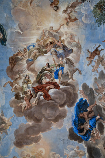 Palazzo Medici Riccardi, Galleria degli specchi (o Sala Luca Giordano): “Giove e l'apoteosi dei Medici” particolare della volta. 
Affreschi di Luca Giordano, 1682 - 1685.

La scena è posta al centro della volta. Mostra Giove sul vertice alto di una montagna di nubi, circondata da sei componenti della famiglia de' Medici. Sono riconoscibili infatti Cosimo I (a destra, con gli attributi della Prudenza) e Francesco I (a sinistra, con gli attributi della Giustizia; identificazione incerta) ai lati del dio supremo, in basso è Ferdinando II (personaggio centrale con la clava e il leone ai propri piedi, simboli della Fortezza). Ancora più in basso sono Cosimo III, avvolto con un mantello rosso mentre tempra un ferro rovente nell'acqua (ritratto idealizzato, al fine di raffigurare il granduca come personificazione della Temperanza), e ai lati i figli di quest'ultimo: Gian Gastone (sulla sinistra) e Ferdinando (sulla destra), entrambi su cavalli bianchi. Tutte e sei queste personalità sono c...
