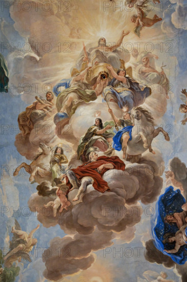 Palazzo Medici Riccardi, Galleria degli specchi (o Sala Luca Giordano): “Giove e l'apoteosi dei Medici” particolare della volta. 
Affreschi di Luca Giordano, 1682 - 1685.

La scena è posta al centro della volta. Mostra Giove sul vertice alto di una montagna di nubi, circondata da sei componenti della famiglia de' Medici. Sono riconoscibili infatti Cosimo I (a destra, con gli attributi della Prudenza) e Francesco I (a sinistra, con gli attributi della Giustizia; identificazione incerta) ai lati del dio supremo, in basso è Ferdinando II (personaggio centrale con la clava e il leone ai propri piedi, simboli della Fortezza). Ancora più in basso sono Cosimo III, avvolto con un mantello rosso mentre tempra un ferro rovente nell'acqua (ritratto idealizzato, al fine di raffigurare il granduca come personificazione della Temperanza), e ai lati i figli di quest'ultimo: Gian Gastone (sulla sinistra) e Ferdinando (sulla destra), entrambi su cavalli bianchi. Tutte e sei queste personalità sono c...