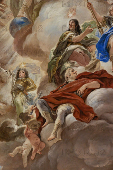 Palazzo Medici Riccardi, Galleria degli specchi (o Sala Luca Giordano): “Giove e l'apoteosi dei Medici” particolare della volta. 
Affreschi di Luca Giordano, 1682 - 1685.

La scena è posta al centro della volta. Mostra Giove sul vertice alto di una montagna di nubi, circondata da sei componenti della famiglia de' Medici. Sono riconoscibili  Ferdinando II (personaggio centrale con la clava e il leone ai propri piedi, simboli della Fortezza). Ancora più in basso sono Cosimo III, avvolto con un mantello rosso mentre tempra un ferro rovente nell'acqua (ritratto idealizzato, al fine di raffigurare il granduca come personificazione della Temperanza), e il figlio Gian Gastone (sulla sinistra). Tutte queste personalità sono caratterizzate dalla presenza sul proprio capo di una stella che simboleggia i satelliti medicei, ovvero quelli che Galileo Galilei scoprì nel 1610 e dedicò alla famiglia granducale fiorentina.

[ENG]
Medici Riccardi Palace, Gallery of Mirrors (or Room Luca Giordano):...