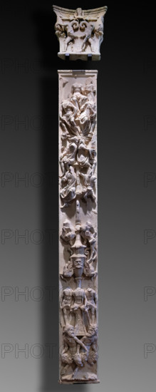 “Monumento funebre di San Giovanni Gualberto”, fondatore dell’Ordine Vallombrosano. Opera di Benedetto da Rovezzano, marmo bianco, 1505-13. Particolare della parasta con decorazioni a grottesche e capitello.

[ENG]
The “funeral monument of San Giovanni Gualberto”, founder of the Vallombrosan Order. Artwork by Benedetto da Rovezzano, white marble, 1505-13. Detail of the pilaster with grotesque decorations and capital.
Chiesa di San Salvi, Museo del C, Firenze (FI) - Florence, Toscana - Tuscany, Italia - Italy