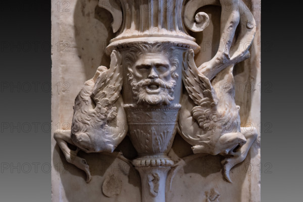 “Monumento funebre di San Giovanni Gualberto”, fondatore dell’Ordine Vallombrosano. Opera di Benedetto da Rovezzano, marmo bianco, 1505-13. Particolare della parasta con decorazioni a grottesche e capitello.

[ENG]
The “funeral monument of San Giovanni Gualberto”, founder of the Vallombrosan Order. Artwork by Benedetto da Rovezzano, white marble, 1505-13. Detail of the pilaster with grotesque decorations and capital.
Chiesa di San Salvi, Museo del C, Firenze (FI) - Florence, Toscana - Tuscany, Italia - Italy