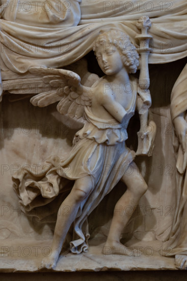 “Monumento funebre di San Giovanni Gualberto”, fondatore dell’Ordine Vallombrosano. Opera di Benedetto da Rovezzano, marmo bianco, 1505-13. Particolare del rilievo con la “traslazione del corpo di S. Giovanni Gualberto”.

[ENG]
The “funeral monument of San Giovanni Gualberto”, founder of the Vallombrosan Order. Artwork by Benedetto da Rovezzano, white marble, 1505-13. Detail of the relief with the "translation of the corpse of St. Giovanni Gualberto".
Chiesa di San Salvi, Museo del C, Firenze (FI) - Florence, Toscana - Tuscany, Italia - Italy