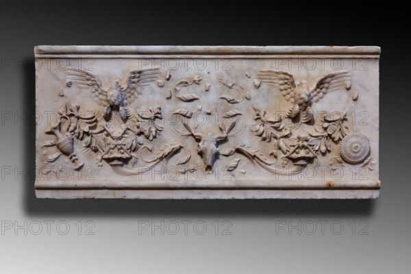 “Monumento funebre di San Giovanni Gualberto”, fondatore dell’Ordine Vallombrosano. Opera di Benedetto da Rovezzano, marmo bianco, 1505-13. Particolare del fregio con bucranio al centro tra due festoni sormontati da aquile. 

[ENG]
The “funeral monument of San Giovanni Gualberto”, founder of the Vallombrosan Order. Artwork by Benedetto da Rovezzano, white marble, 1505-13. Detail of the frieze with bucranium in the center between two festoons surmounted by eagles.
Chiesa di San Salvi, Museo del C, Firenze (FI) - Florence, Toscana - Tuscany, Italia - Italy