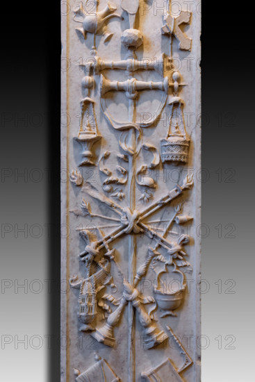 “Monumento funebre di San Giovanni Gualberto”, fondatore dell’Ordine Vallombrosano. Opera di Benedetto da Rovezzano, marmo bianco, 1505-13. Particolare di parasta.

[ENG]
The “funeral monument of San Giovanni Gualberto”, founder of the Vallombrosan Order. Artwork by Benedetto da Rovezzano, white marble, 1505-13. Detail of a pilaster.
Chiesa di San Salvi, Museo del C, Firenze (FI) - Florence, Toscana - Tuscany, Italia - Italy