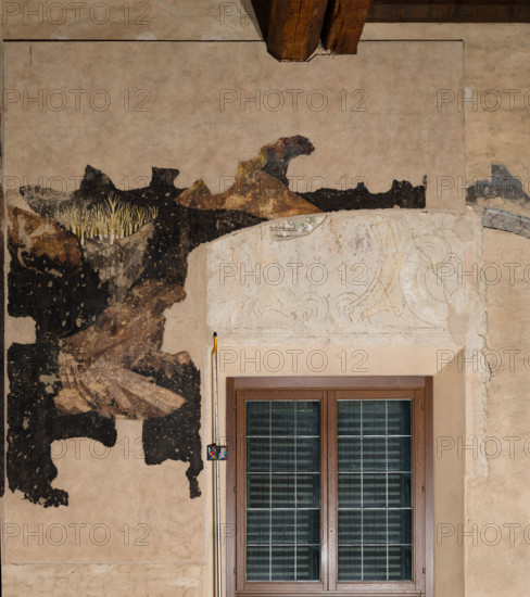 Palazzo Ducale, Pisanello room, south-west wall: “Tournament-Battle of Louvezerp”, 1430-1433, by Antonio di Puccio, known as Pisanello. detached wall painting, mixed media. The subject is taken from “Le roman en prose de Tristan”, a masterpiece of chivalric literature.
Palazzo Ducale, Mantova (MN) - Mantua, Lombardia - Lombardy, Italia - Italy