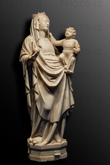“Madonna con Bambino”, statua in marmo di Filippo di Domenico da Venezia, 1401-10 circa.
La scultura era destinata originariamente a ornare il portale laterale del Duomo di Mantova.

[ENG]
“Madonna with Child”, marble statue by Filippo di Domenico from Venice, about 1401-10.
The sculpture was originally intended to decorate the side portal of the Cathedral of Mantua.
Chiesa parrocchiale di S. Michel, Villa Saviola (MN), Lombardia - Lombardy, Italia - Italy