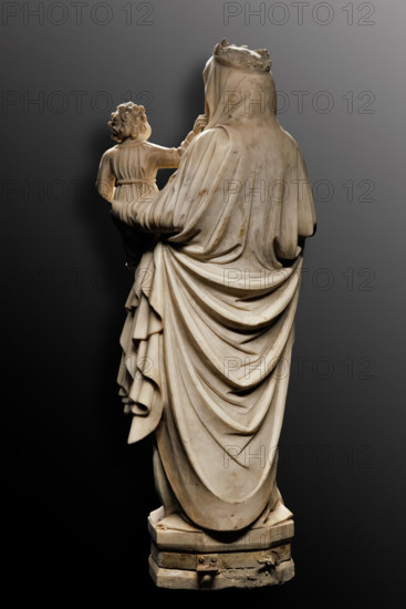 “Madonna con Bambino”, statua in marmo di Filippo di Domenico da Venezia, 1401-10 circa.
La scultura era destinata originariamente a ornare il portale laterale del Duomo di Mantova.

[ENG]
“Madonna with Child”, marble statue by Filippo di Domenico from Venice, about 1401-10.
The sculpture was originally intended to decorate the side portal of the Cathedral of Mantua.
Chiesa parrocchiale di S. Michel, Villa Saviola (MN), Lombardia - Lombardy, Italia - Italy
