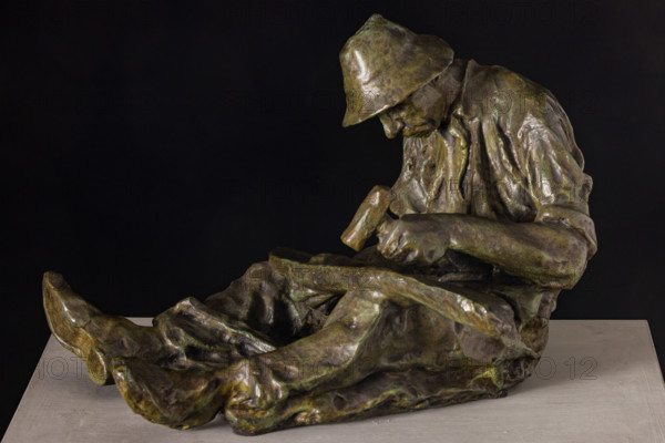 “L’automa” di Giuseppe Graziosi (1879 - 1942).
Bronzo, cm. 40 x 35 x 30.
Collezione Assicoop Unipol, inv. n° 801.
Collezione Assicoop - Unipol, Modena (MO), Emilia Romagna, Italia - Italy