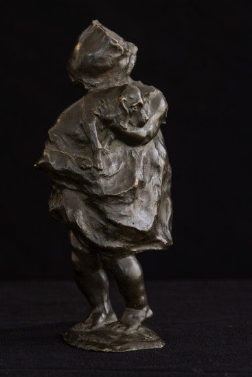 Collezione Assicoop Unipol, inv. n° 860: 
Ermenegildo Luppi: “Fillette et son chien”;
(bronzo, h 20 cm.).