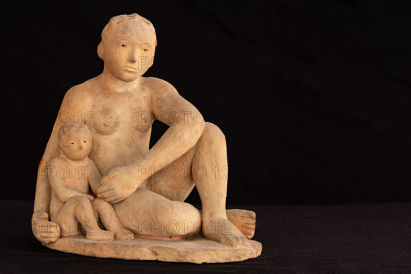 Collezione Assicoop Unipol, inv. n° 864: 
Annibale Zucchini; “Mamma con bimbo” (terracotta, 21x15x23).