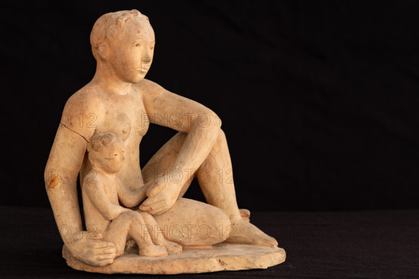 Collezione Assicoop Unipol, inv. n° 864: 
Annibale Zucchini; “Mamma con bimbo” (terracotta, 21x15x23).