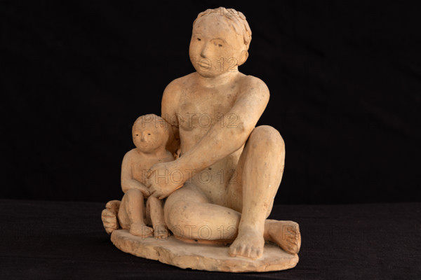 Collezione Assicoop Unipol, inv. n° 864: 
Annibale Zucchini; “Mamma con bimbo” (terracotta, 21x15x23).